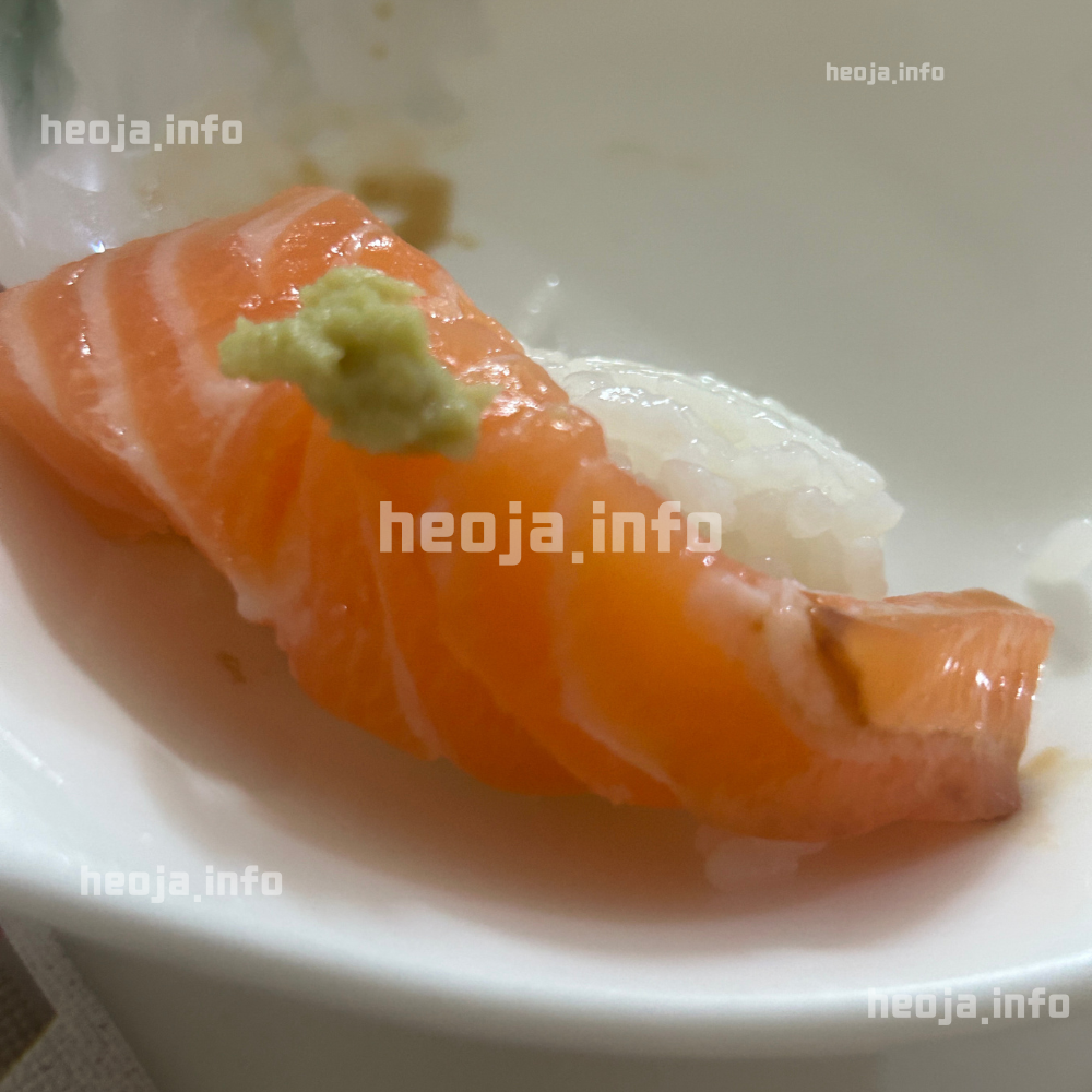 이마트 모듬회에 포함된 참돔회 상태와 색감을 보여주는 사진