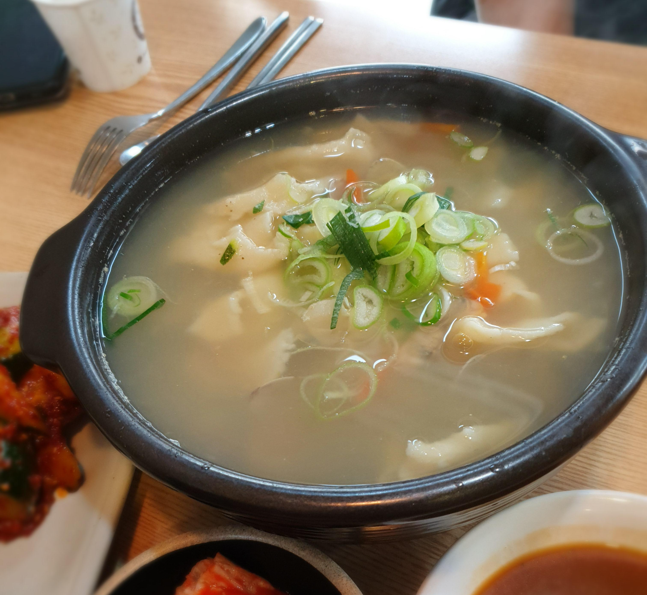 투박한 항아리에 담겨 나온 수제비. 뚝배기라 다 먹을 때까지 온기가 유지되는 게 정말 좋았어요.