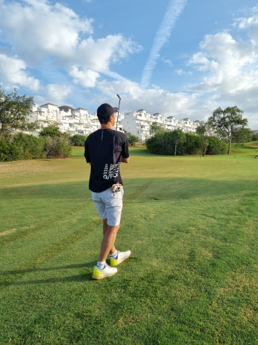 지포어 브랜드 골프룩을 입은 이미지