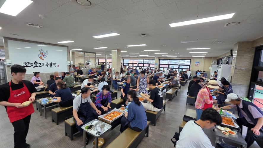 오리주물럭-식당에-사람들이-많이모여-식사한다.