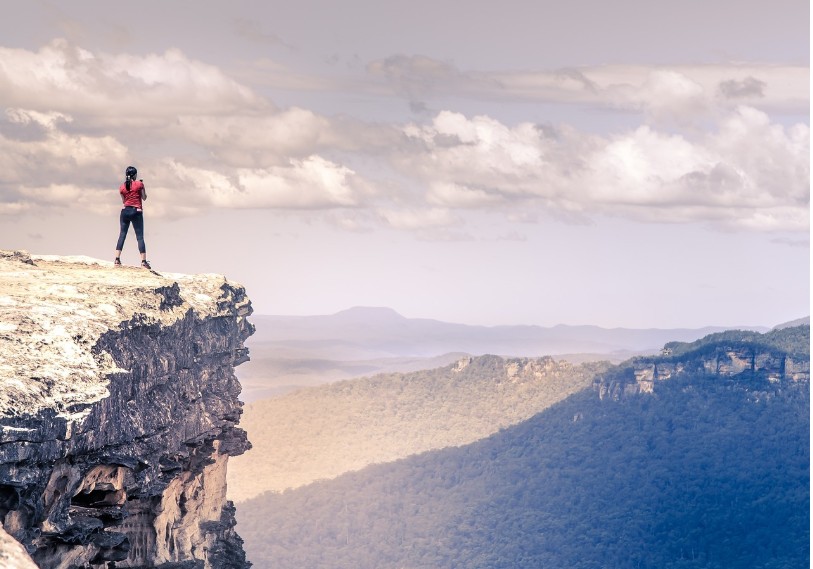 해외 산으로 여행가는 사람의 모습