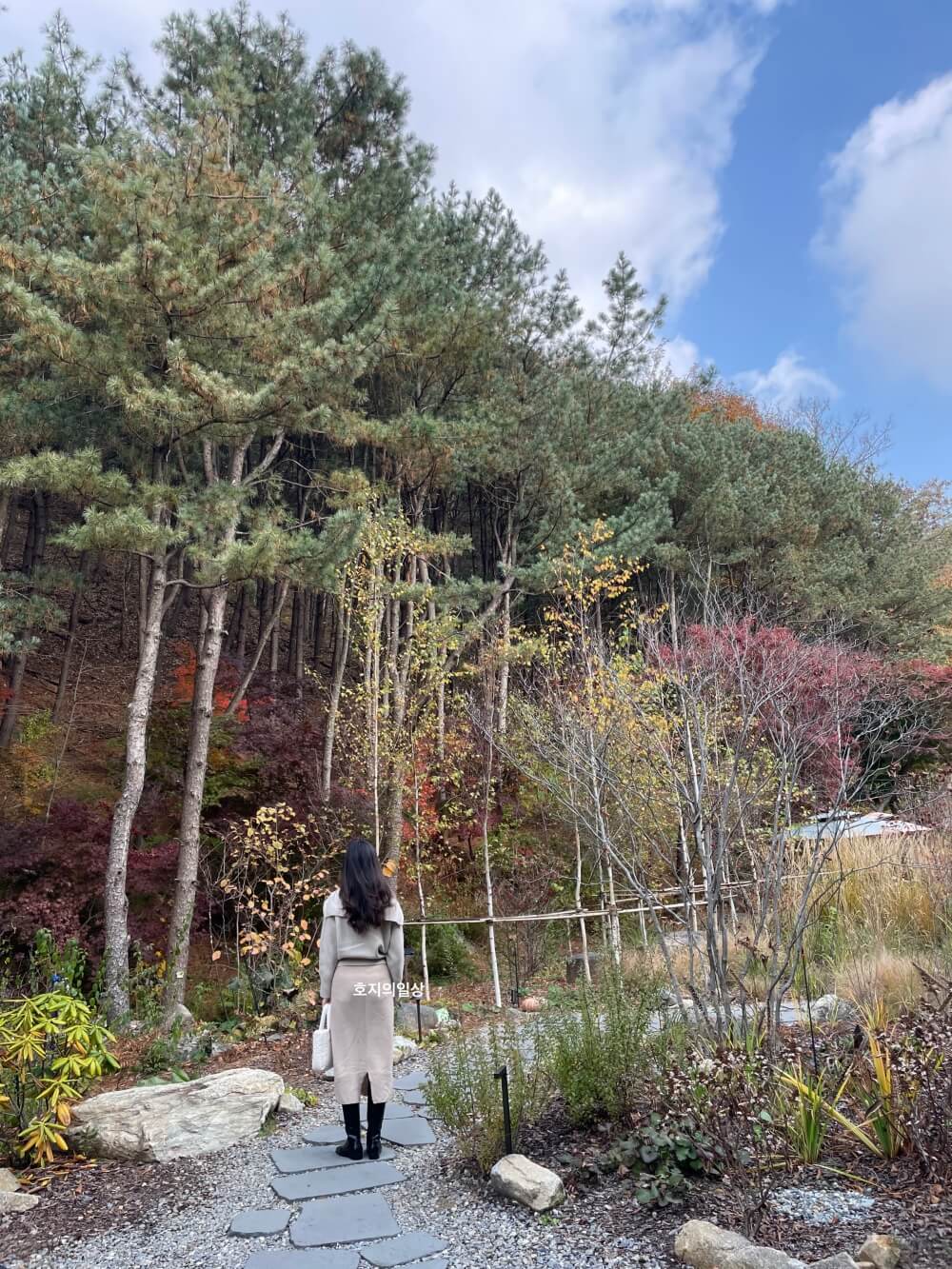 화성 동탄 대형 브런치 카페인 중리 - 산책로 인증샷