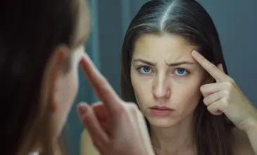 새치-생긴-여성