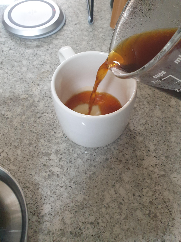 서버를 브리딩 한 뒤 컵에 추출된 커피를 따른다.