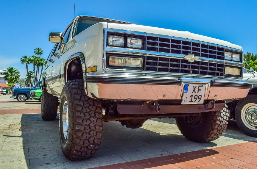 중고차 직거래 장소에 서있는 중고차 사진