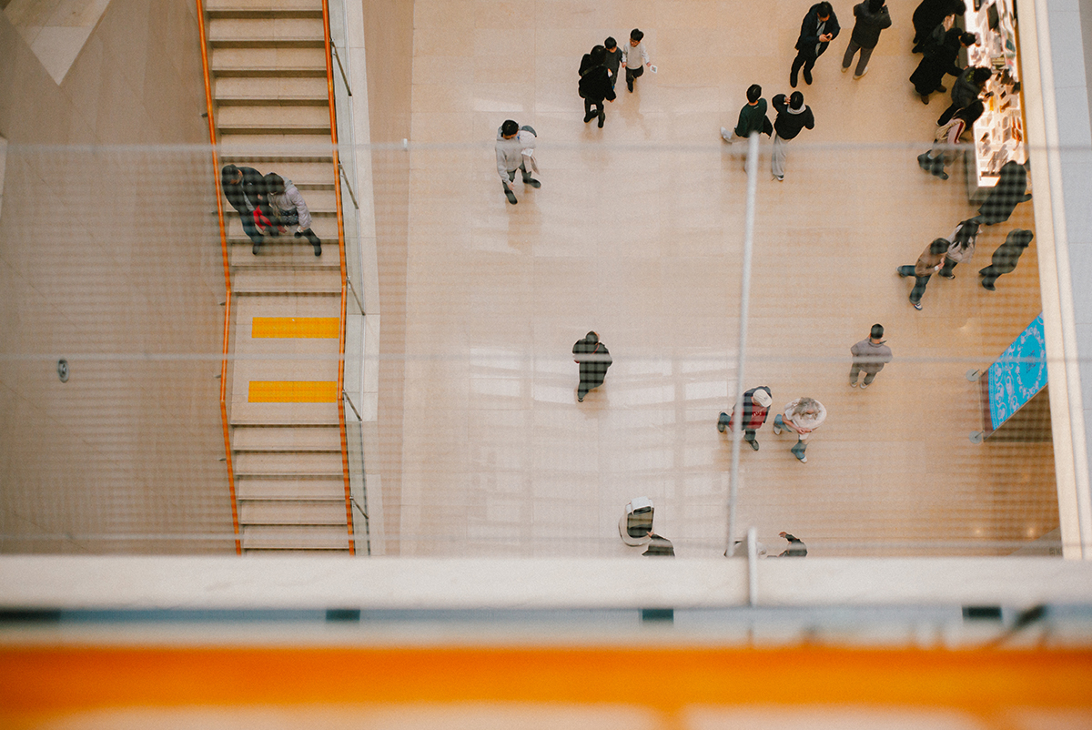 라이카 M-P와 주미크론 35mm로 촬영한 스트릿 사진. 건물 위에서 아래로 내려가는 사람들을 담았다. 올드렌즈 특유의 글로우한 느낌이 가득하다.