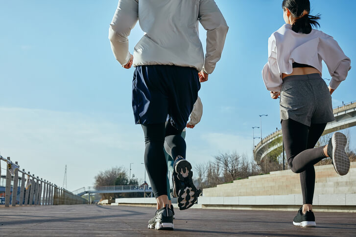 조깅하며 운동하는 사람들의 다리를 찍은 사진