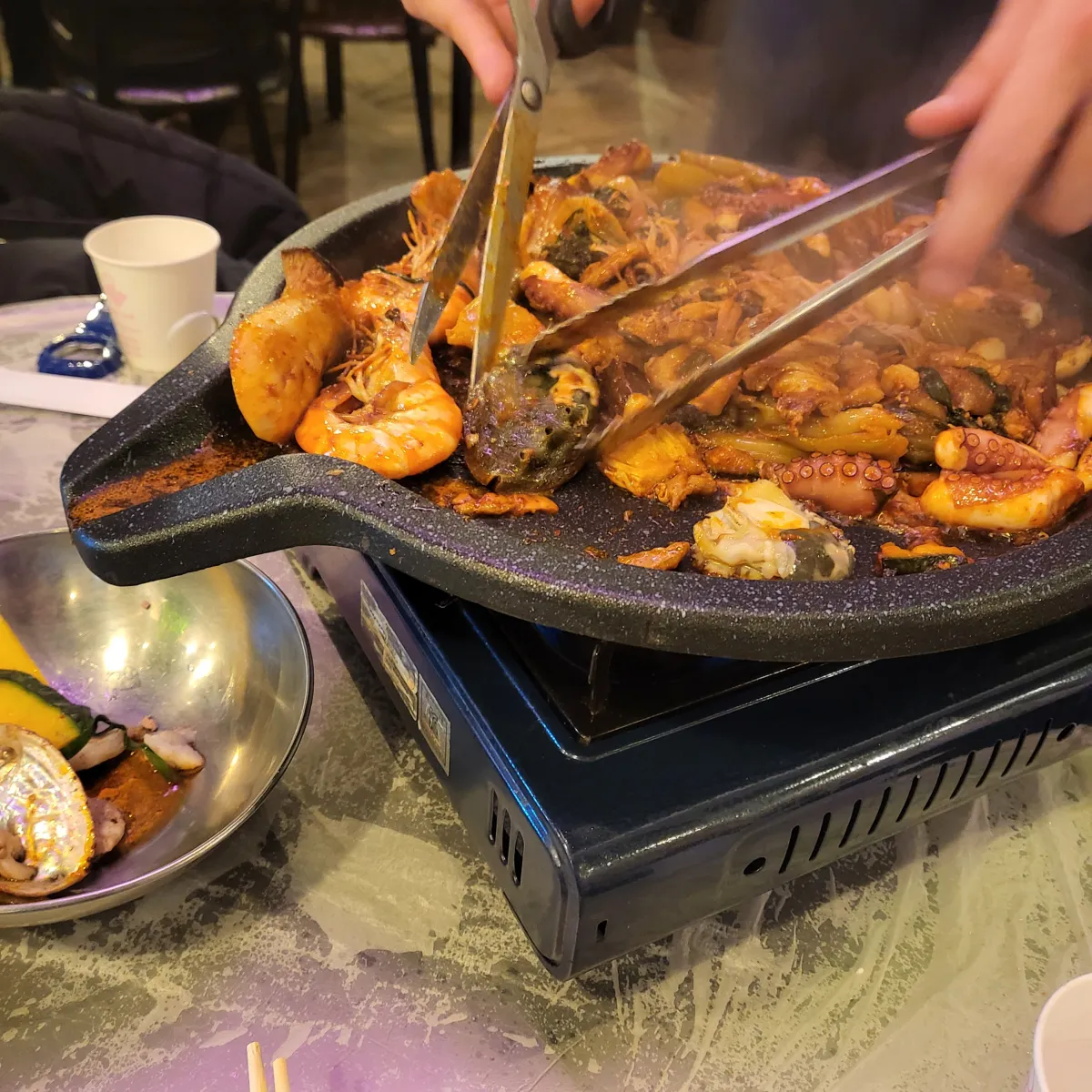 돌문어삼합-직원이-직접-구워주는-모습