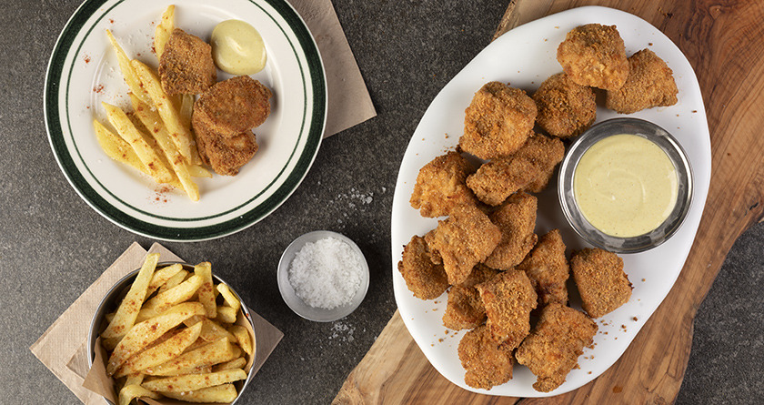 나무 테이블 위에서 만드는 감자튀김, 치킨너겟, 야채스틱, 브라우니 등 맛있는 에어프라이어 요리법.