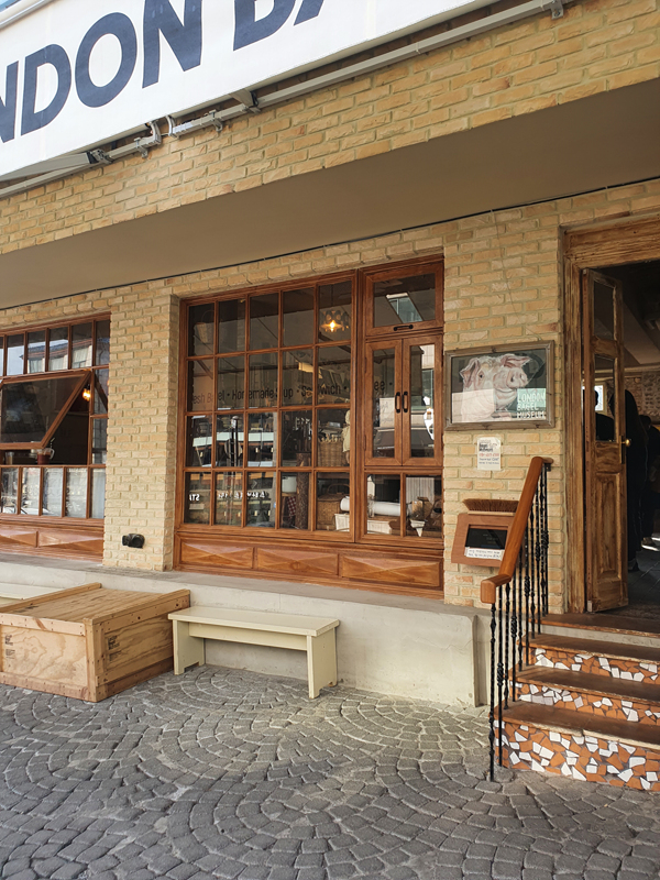 베이지색-벽돌-건물