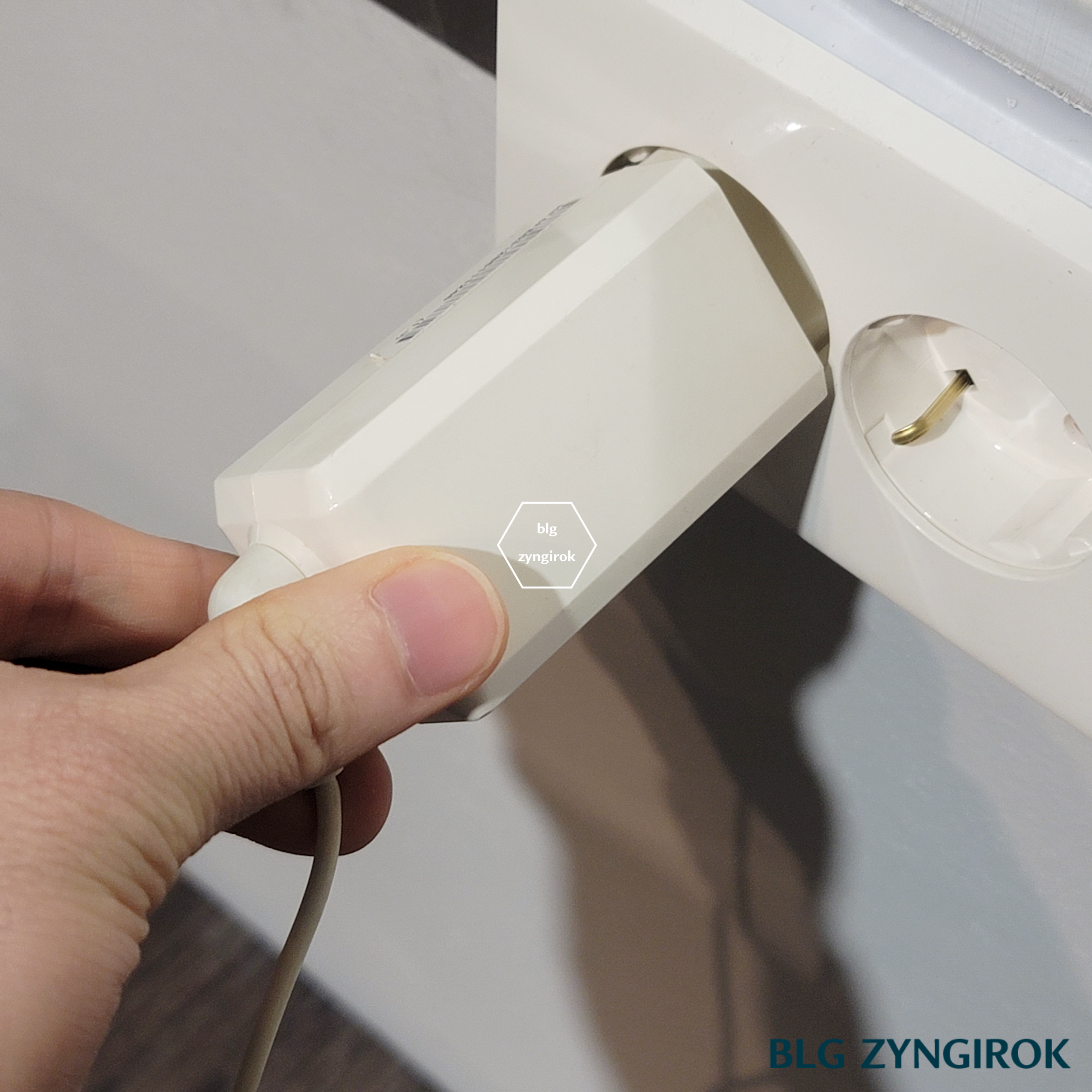 엘지-그램-노트북의-콘센트를-다시-콘센트에-꼽는다