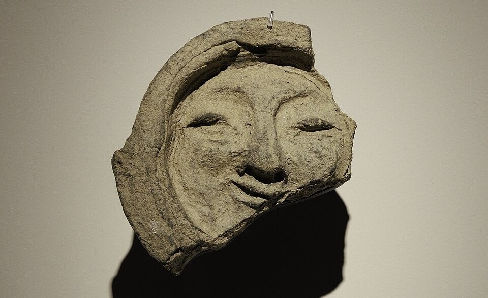 황룡사에서 출토된 얼굴무늬 수막새(보물 제2010호). 사람 얼굴을 입체적으로 새긴 통일신라 시대 장식 기와.