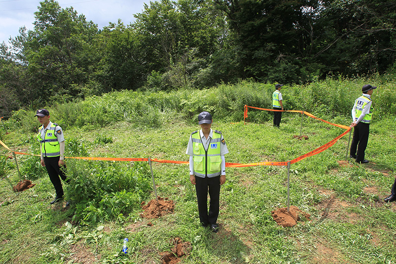 유병언 변사체가 발견된 순천 매실밭 현장을 통제 중인 경찰 모습