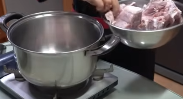 돼지등뼈삶기