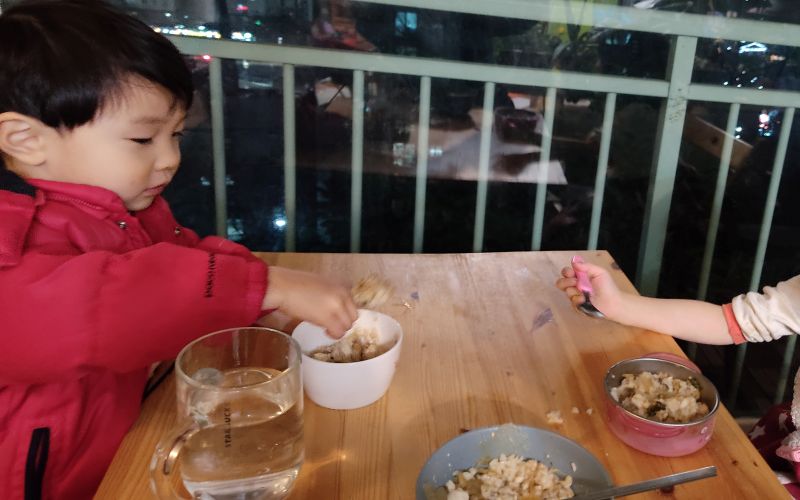 유리가 깨져 크기가 맞지 않은 다른곳에 썻던 목재를 상판으로 올려 사용 테이블이 작아 한접시 요리만 먹었던 모습