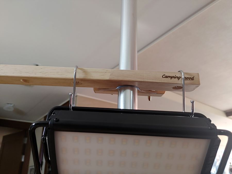 캠핑무드 랜턴걸이. 고리가 추가로 제공되기 때문에 이렇게 랜턴을 걸수 있다. 정말 좋다.