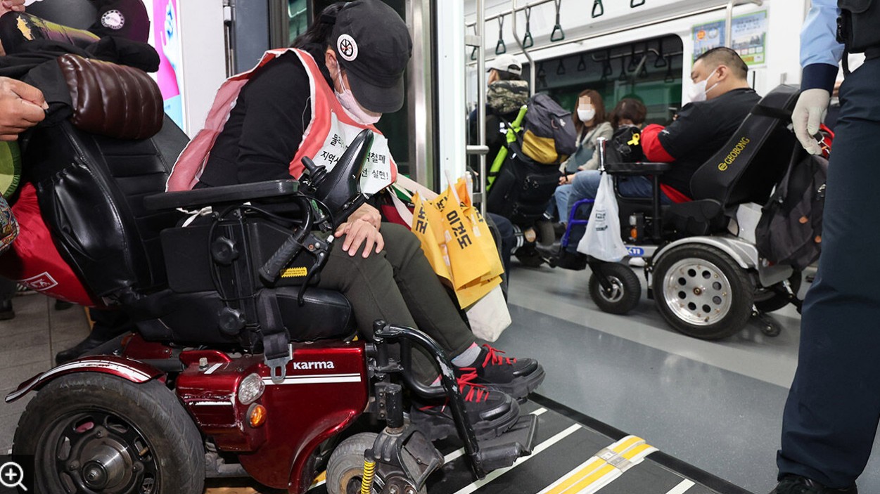 장애인 지하철 시위