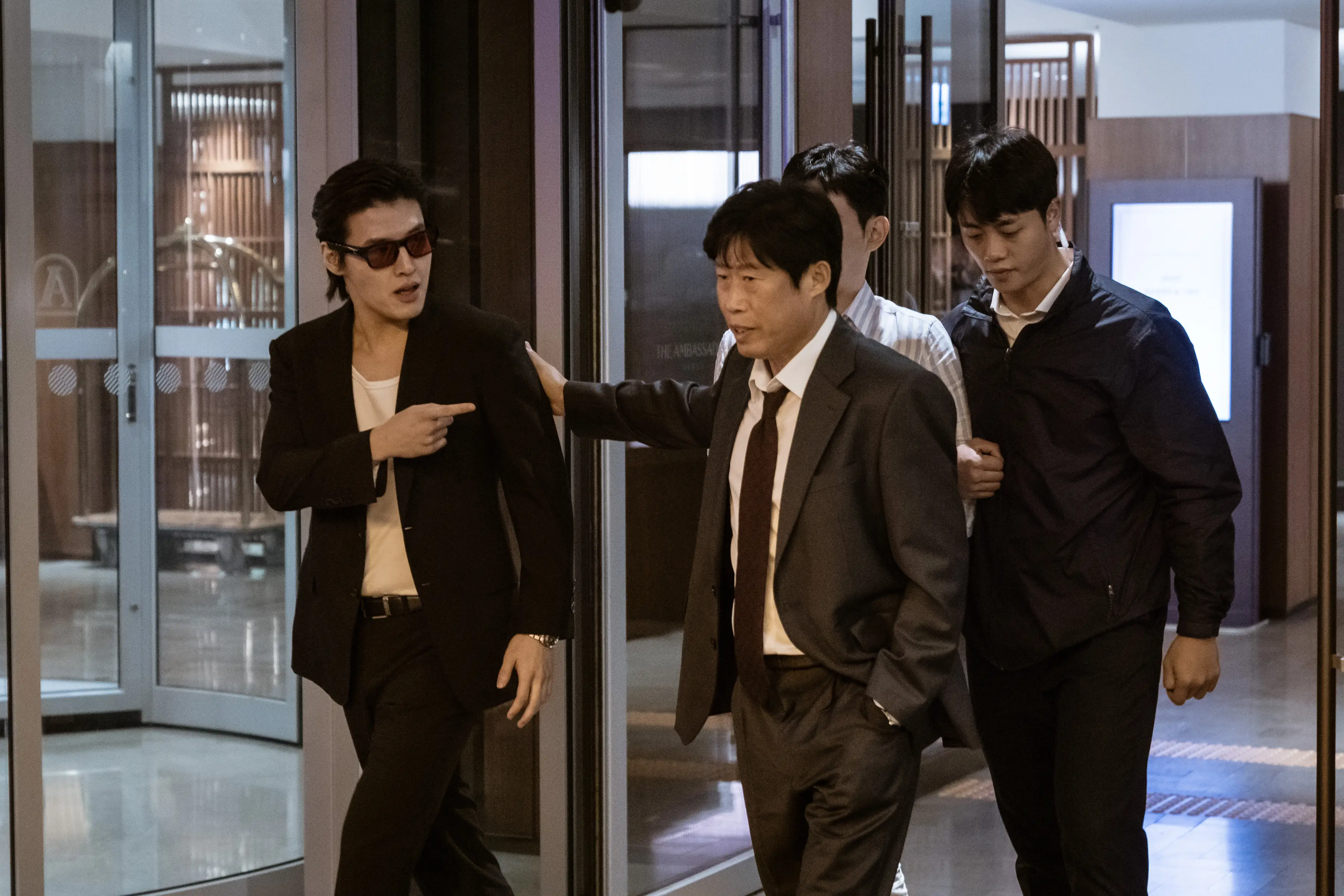 강하늘과 유해진이 걸어 나오고 있다.