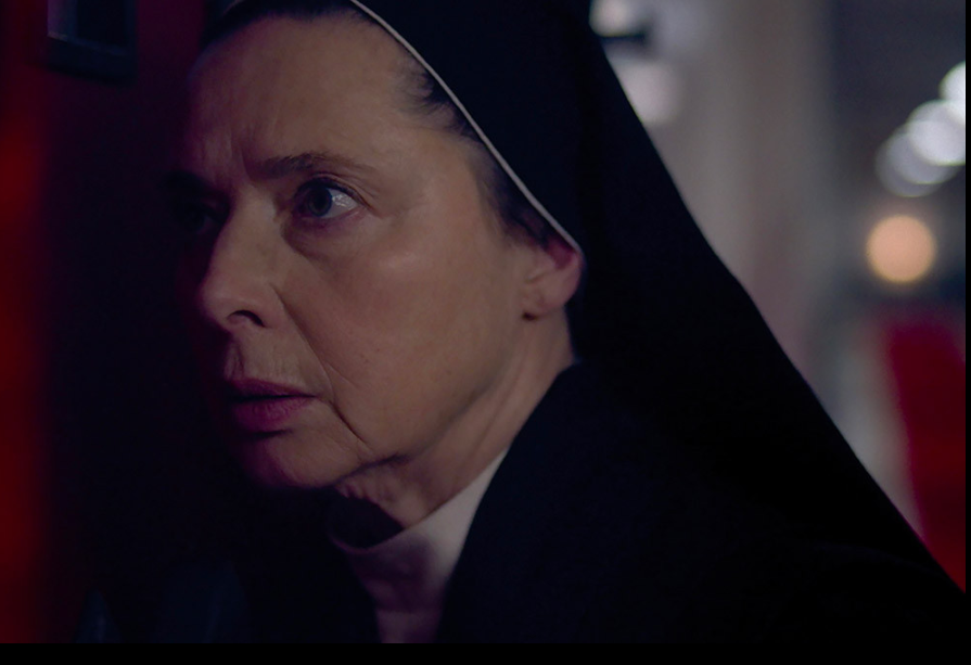 영화 콘클라베 선대 교황방의 봉인이 해제된 것을 보고 방 안 소리를 집중해서 듣는 아그네스 수녀