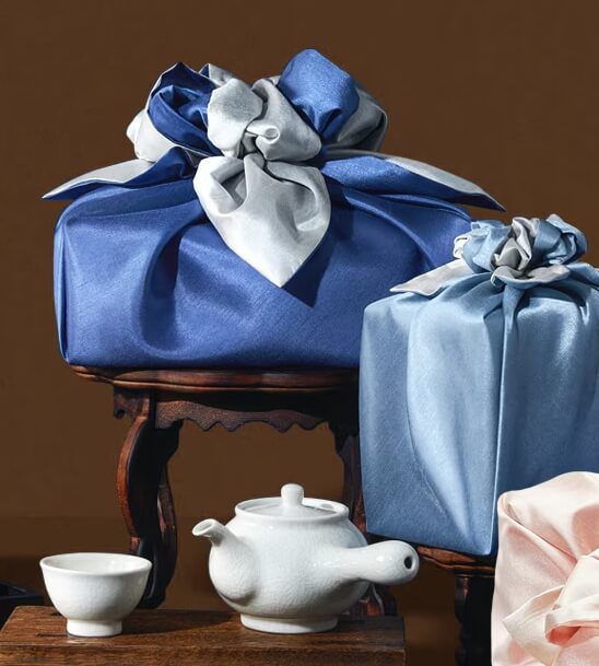 찻잔과 주전자와 선반에 놓인 선물상자