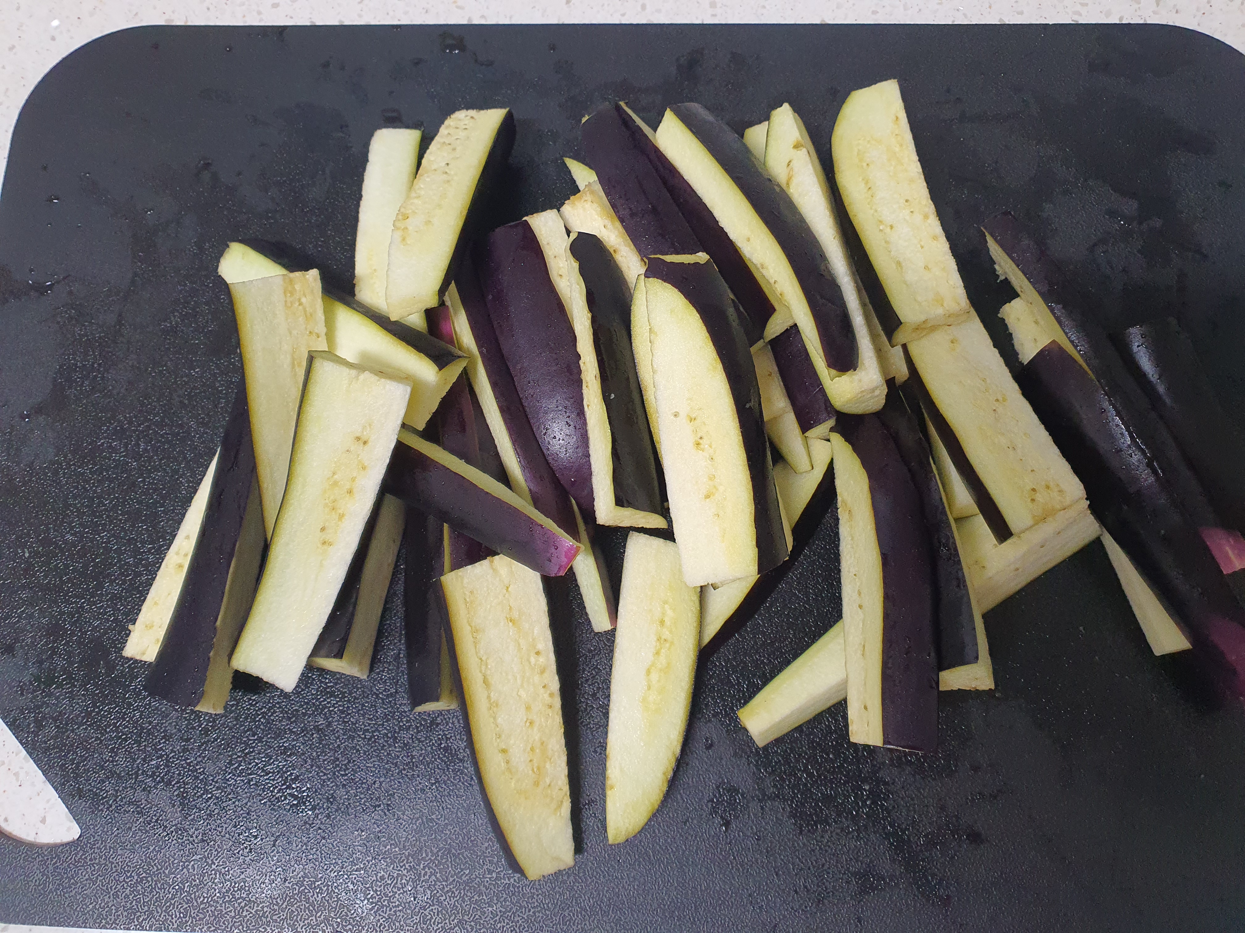 좋아하는-식감에-따라-가지-두께를-고려하여-자릅니다.