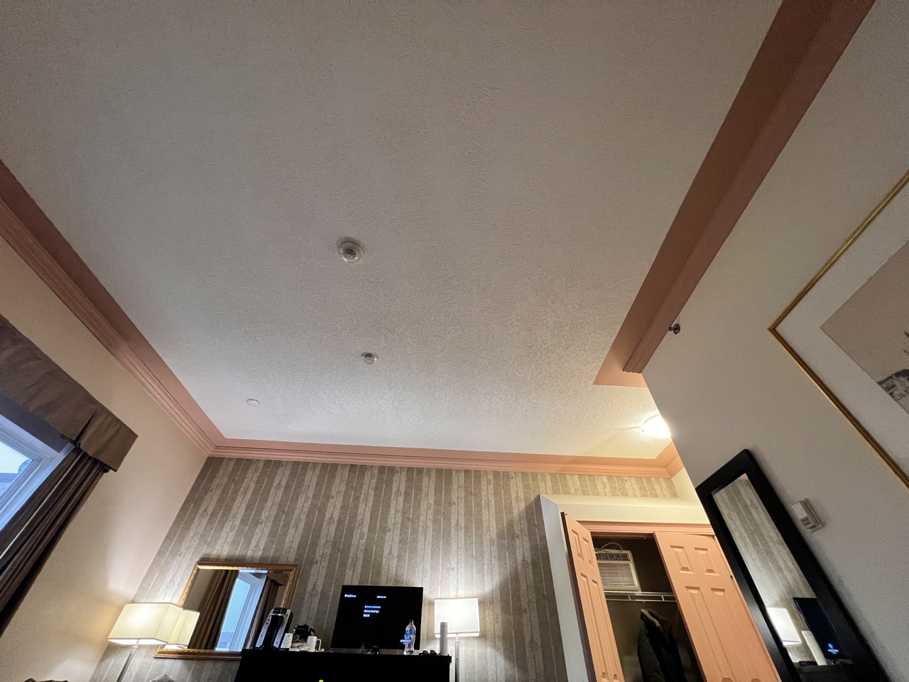 LED 같은 천장 등이 없이 전반적으로 은은한 분위기