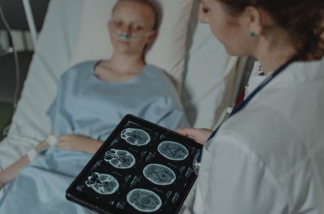 차트를 보는 의사