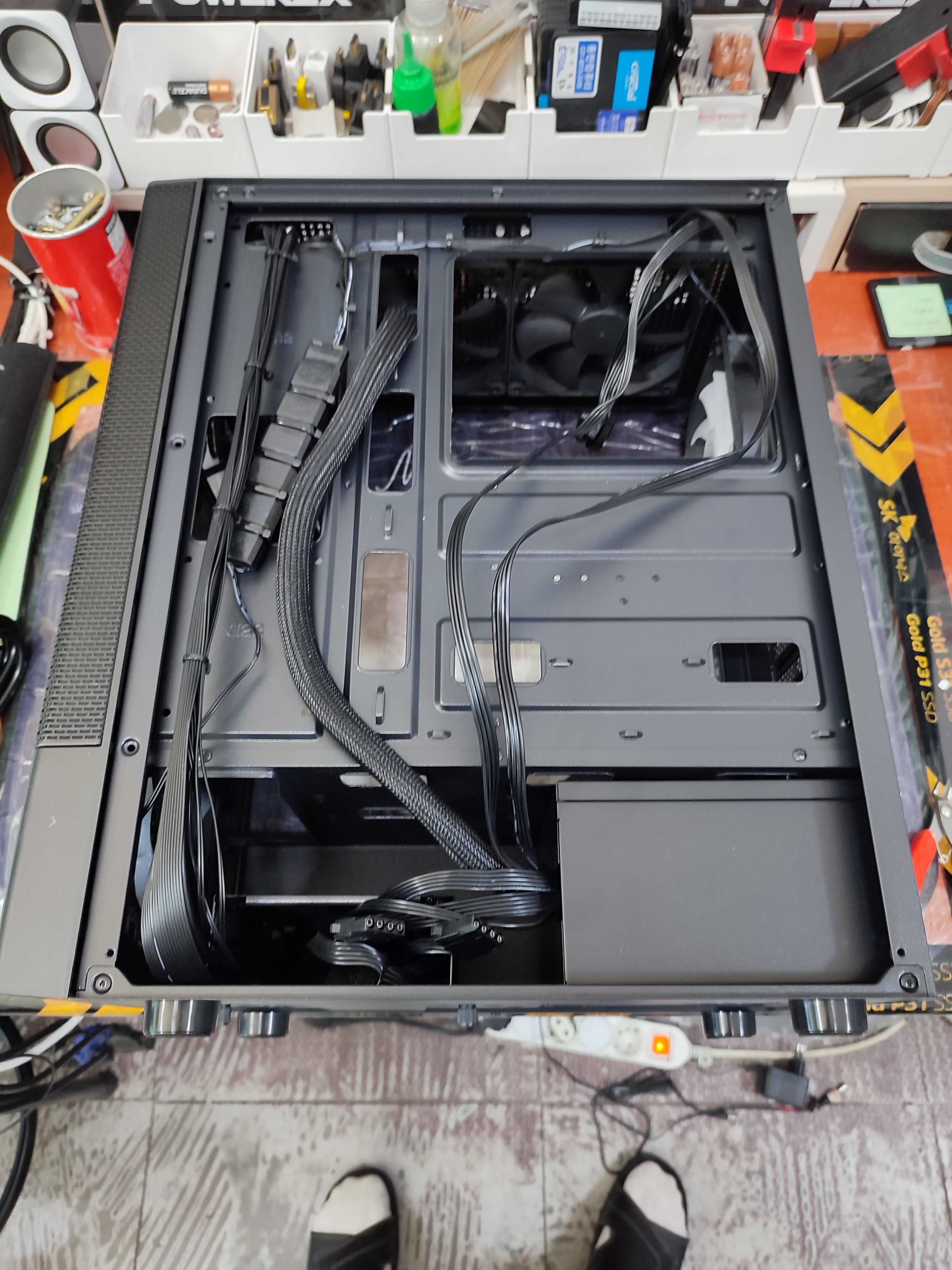 메인보드를 조립하기 전에 CPU 보조전원선을 먼저 넣습니다.