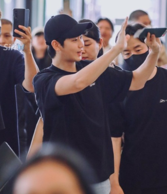 배우 김수현 태국팬미팅 배드민턴 논란