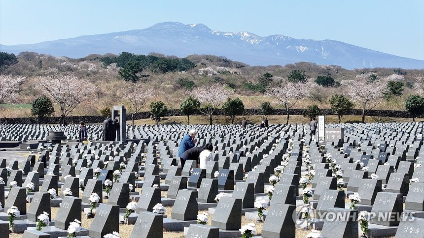 77년이 지나도 여전한 슬픔
(제주=연합뉴스) 박지호 기자 = 제77주년 제주4·3 희생자 추념일을 하루 앞둔 2일 오전 제주시 봉개동 제주4·3평화공원 내 행방불명인 표석을 찾은 유족이 희생자의 넋을 기리고 있다. 2025.4.2 jihopark@yna.co.kr