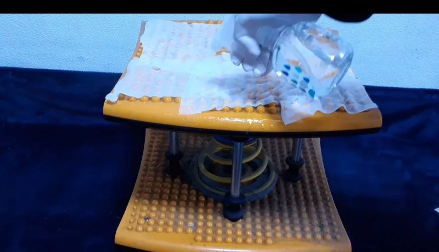 먼지쌓인-트위스트런에-물티슈-두르기