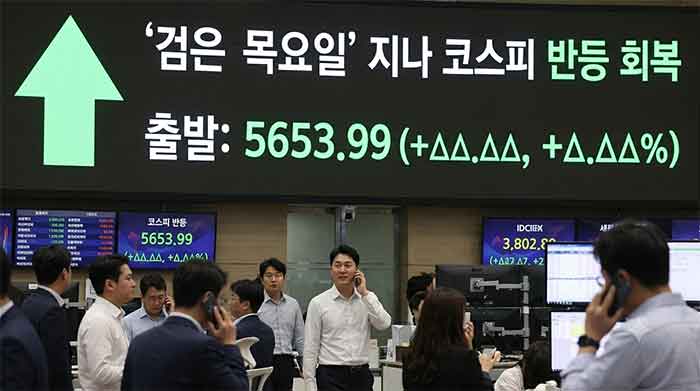 증권거래소 전광판에 코스피 반등 회복 지수가 표시된 모습.