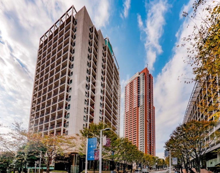 화창한 하늘을 배경으로 찍은 롯폰기 힐즈의 외부사진