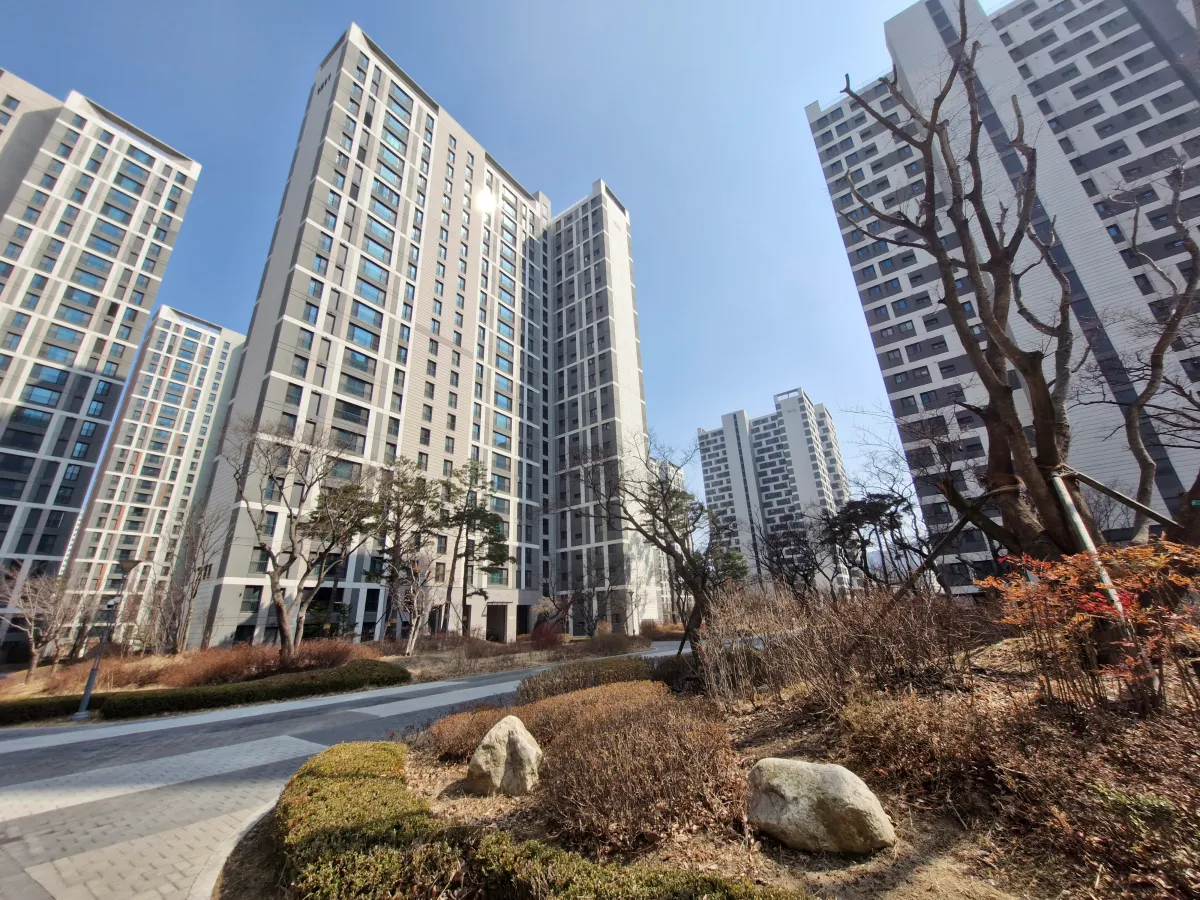 쌀쌀한-날씨가-느껴지는-아파트-단지