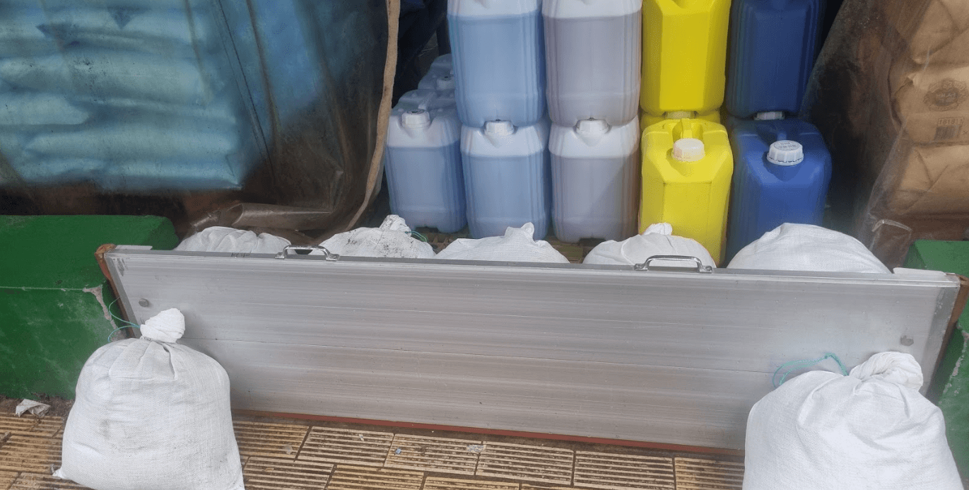 물건이 쌓여있음. 들어가는 통로에 알루미늄으로된 넓은 판자(차수판)로 막은 사진 