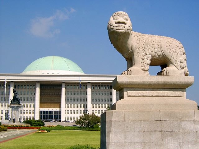 여의도 국회의사당 본관과 그앞의 해태상이 당당하게 서있다.