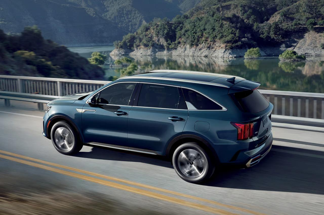 산길을 달리는 쏘렌토 하이브리드