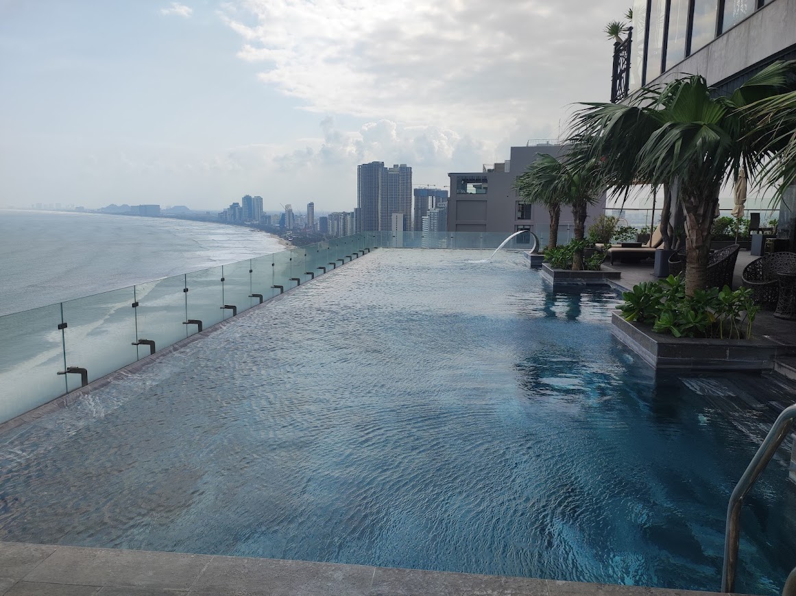 페닌슐라 호텔 루프탑 인피니티 풀