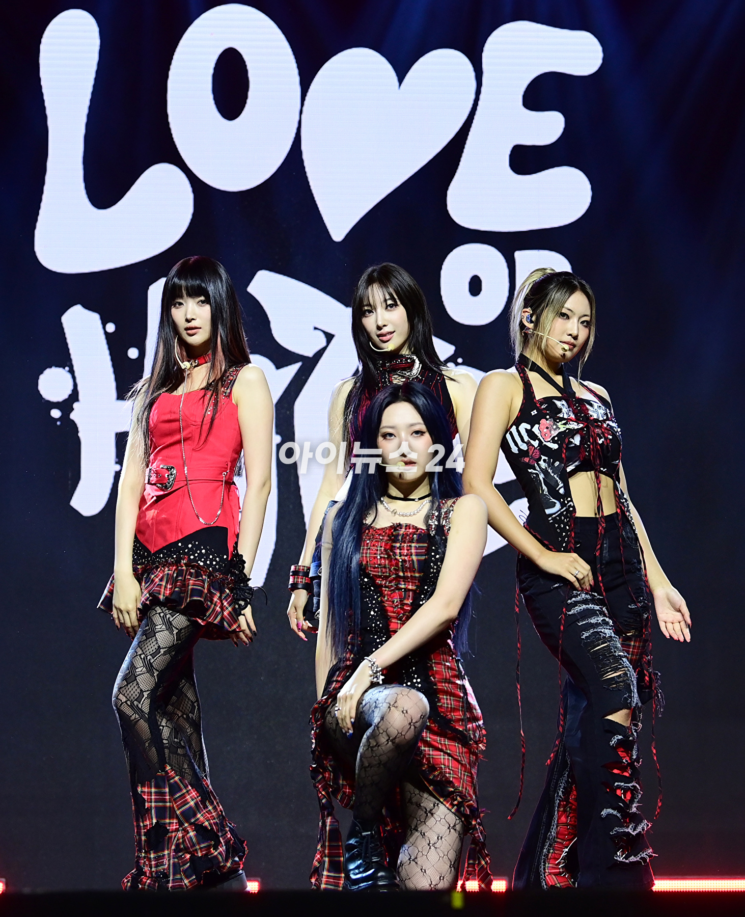 그룹 하이키가 19일 오후 서울 한남동 블루스퀘어에서 진행된 하이키(H1-KEY) 세 번째 미니앨범 '러브 오어 헤이트'(LOVE or HATE) 쇼케이스에 참석해 타이틀곡 '뜨거워지자(Let It Burn)' 무대를 선보이고 있다. [사진=정소희 기자]
