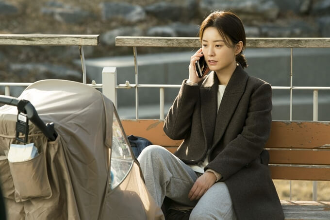 여주인공이 벤치에서 통화하고있는 모습