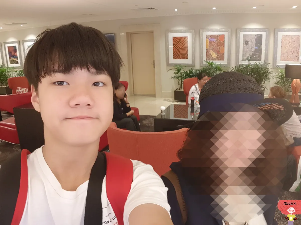 호주-시드니-리지스-월드-스퀘어-호텔-로비에서-한컷