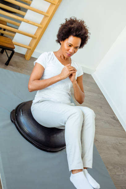 하프 밸런스 볼 위에서 코어 강화 운동 하는 모습