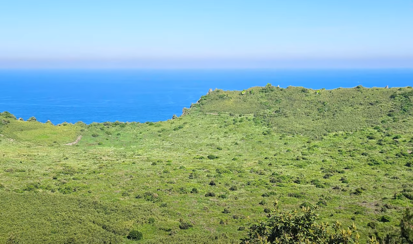 마치 자연이 만든 거대한 그릇 같은 성산일출봉의 모습입니다.