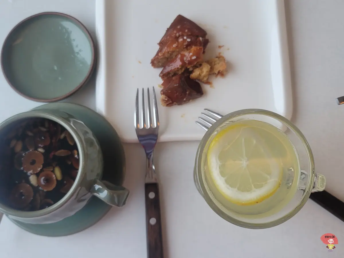 강원도-홍천-카페-테샤로바-주문한-쌍화차-레몬차-쏠티드카라멜-휘낭시에가-포크-두개와-함께-테이블에-올려져-있는-사진