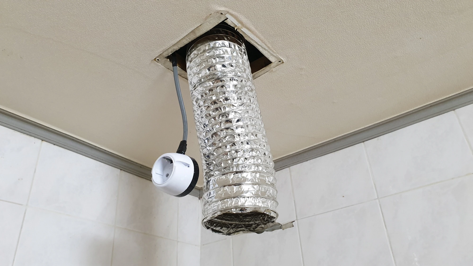 환풍기 콘센트 연결 모습