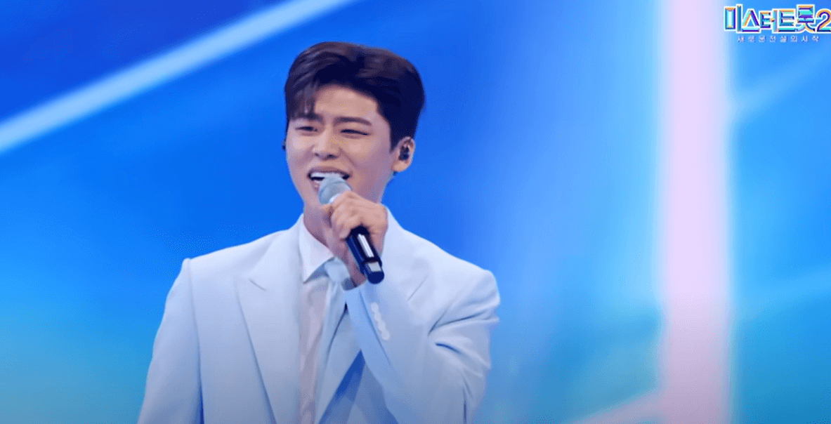 박지현 노래하는 모습