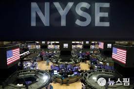 S&P500 및 나스닥 지수 상승 그래프와 주식 시장 데이터