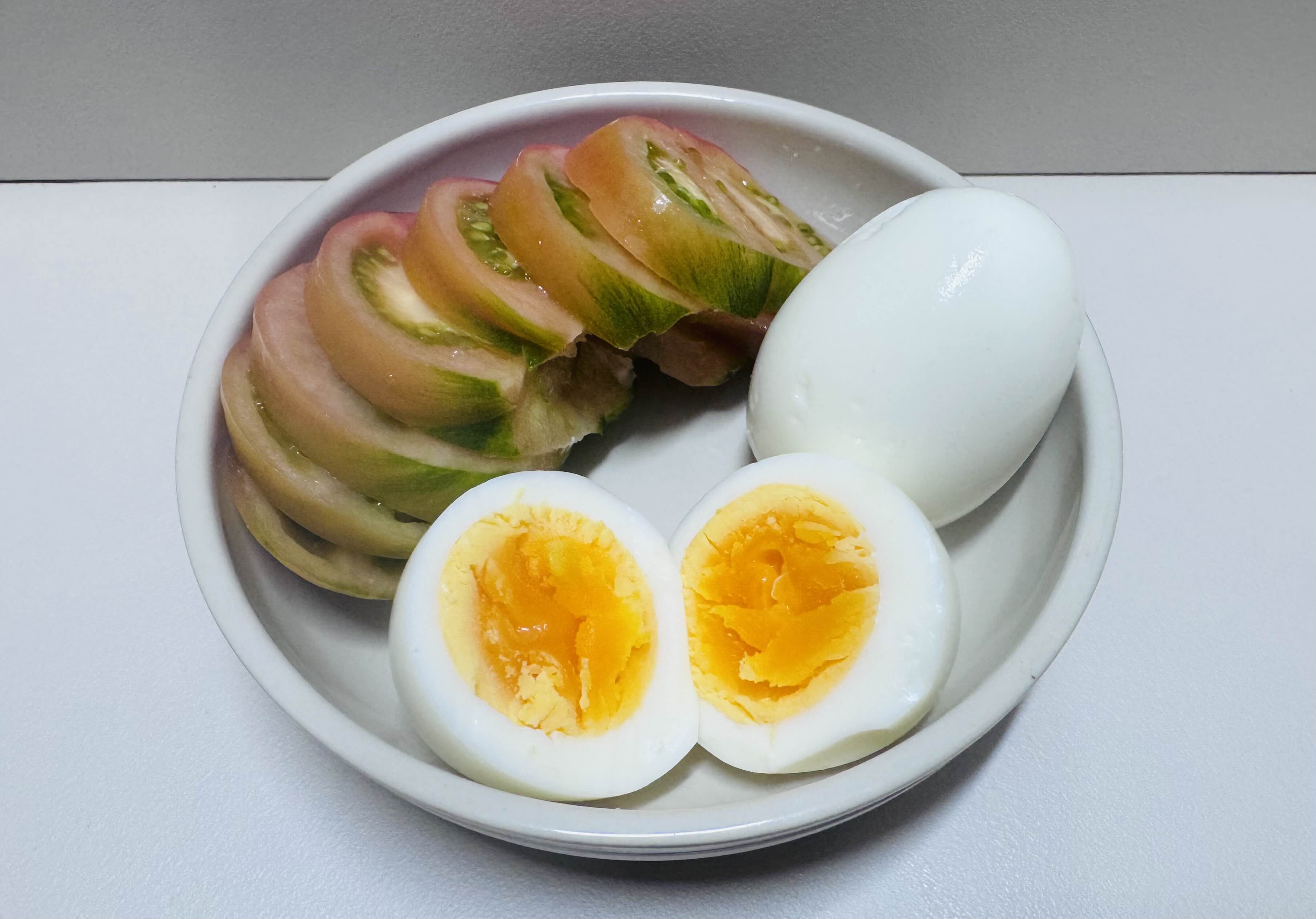 궁합이 좋은 토마토와 함께 아침식사를 합니다.
