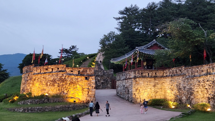고창읍성. 스릴 만점 성곽둘레길, 맹종죽림과 야경이 멋진 고창의 명소