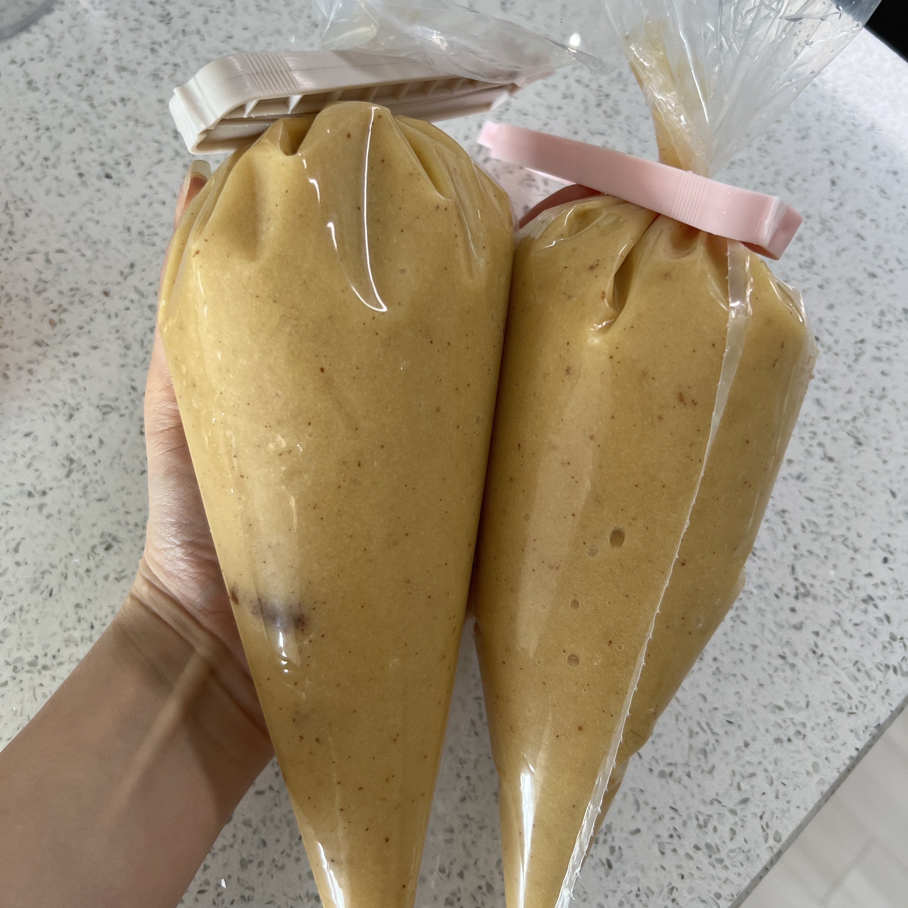 휘낭시에 반죽 짤주머니에 담기